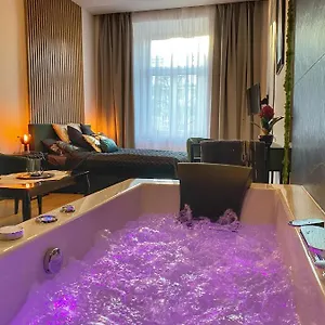 https://apartament-czarny-z-jacuzzi.krakowhotelspoland.com